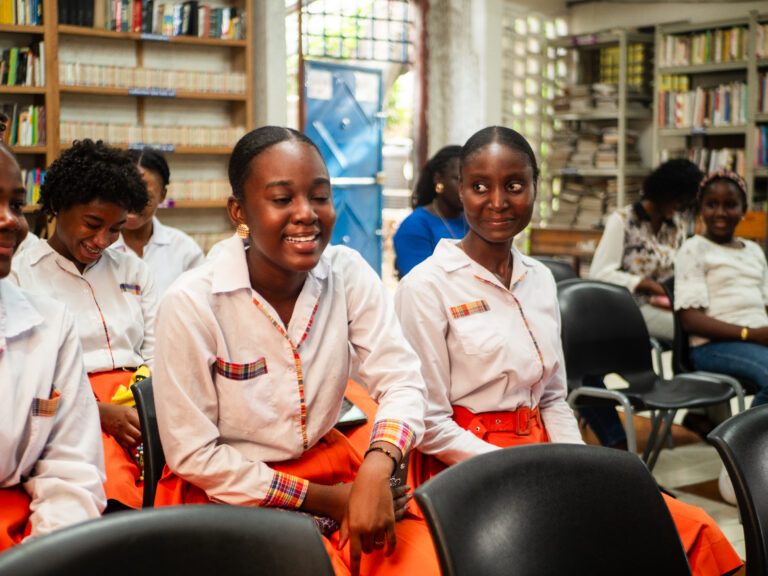 EESI présente le projet « Voix des Jeunes par les Arts » à des écoliers de Pétion-Ville